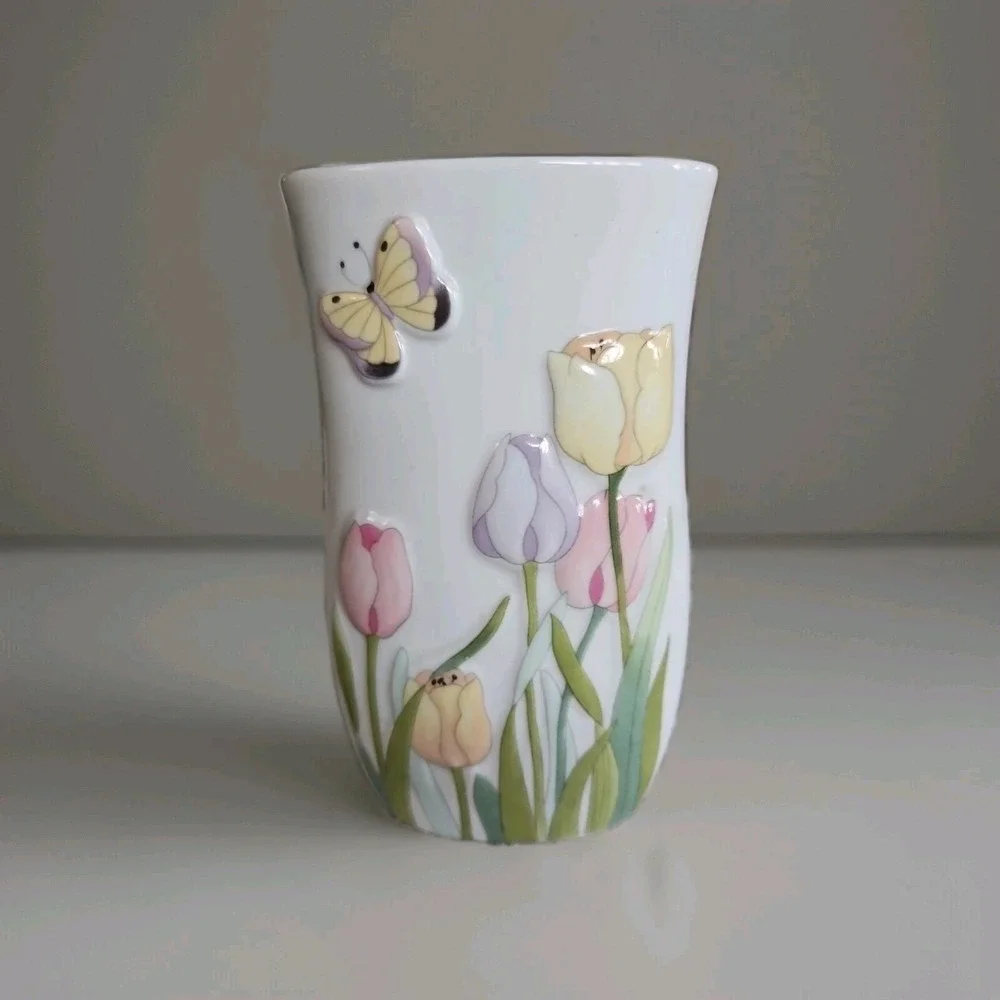 Vintage Raised Butterfly Tulip Bud Porcelain Vase Japan‎ 5.5 in